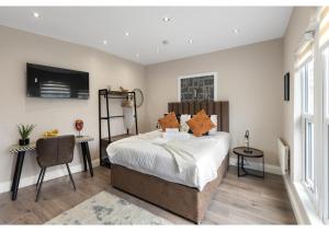 伦敦Brand New Homey and Stylish Perfect for Travellers的一间卧室配有一张大床和一把椅子