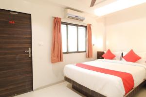 DehuNew Pune Residency的一间卧室设有一张大床和一个窗户。
