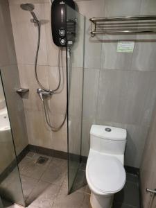 吉隆坡Avaria KL的带淋浴、卫生间和电话的浴室