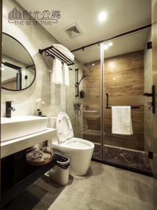 广州The Best Time Hotel Pazhou-Free shuttle bus for canton fair的一间带水槽、卫生间和淋浴的浴室
