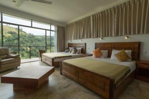 埃拉拉瓦那高地酒店的酒店客房,设有两张床和一张沙发