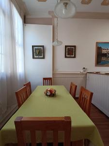 瓦尔帕莱索Hostal Tulio Porteño的一间带绿色桌椅的用餐室