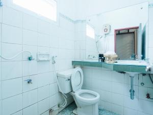 清迈Rendezvous Oldtown Chiangmai SHA Extra Plus的白色的浴室设有卫生间和水槽。