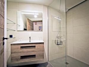 莱斯奥琉斯Appartement Méribel, 4 pièces, 6 personnes - FR-1-613-98的一间带水槽和玻璃淋浴的浴室