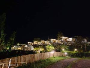 Ban Huai PhaiChill & View的夜间有灯光的村庄