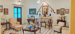 比卡内尔Cavalry Villa bikaner的客厅配有家具和壁炉