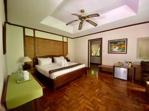 湄宏颂湄宏顺弗恩度假酒店的一间卧室配有一张床和吊扇