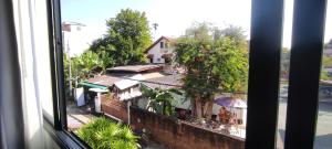 清迈Rendezvous Oldtown Chiangmai SHA Extra Plus的从窗户可欣赏到建筑的景色