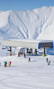 古多里Twins apartment deluxe, new gudauri的一群人乘雪在滑雪缆车附近