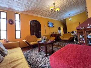 里奥班巴Villa Paquita - Arco de Bellavista的客厅配有沙发和桌子