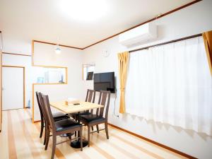 那霸Mcity in Maejima - Vacation STAY 54941v的一间带桌椅和窗户的用餐室