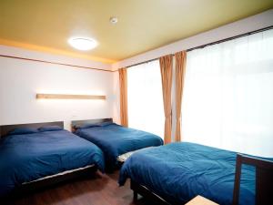 那霸Mcity in Maejima - Vacation STAY 54941v的带窗户的客房内的两张床