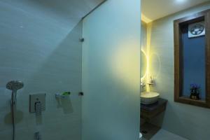 JhirnaHriday Bhoomi - Luxury Cottages & Villa in Jim Corbett的带淋浴、水槽和卫生间的浴室
