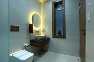 JhirnaHriday Bhoomi - Luxury Cottages & Villa in Jim Corbett的一间带水槽、卫生间和镜子的浴室