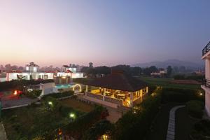 JhirnaHriday Bhoomi - Luxury Cottages & Villa in Jim Corbett的享有带游泳池的房屋的空中景致