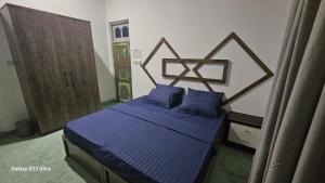 VaikaradhooBoegas View Guesthouse的一间卧室配有一张带蓝色棉被的床
