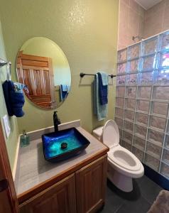 乌蒂拉Casa Corazon Striking Beach Home的一间带水槽、卫生间和镜子的浴室