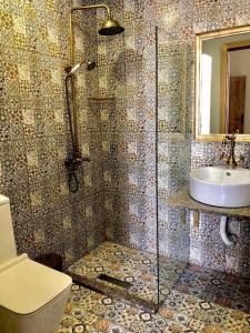 巴库Sahil Inn Baku Hotel Formula 1 View的带淋浴、卫生间和盥洗盆的浴室