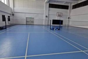 雪邦Sini Stay Horizon Suites KLIA (Blue Room)的蓝色篮球场的空健身房