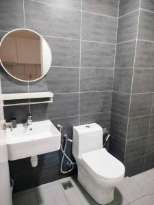 雪邦Sini Stay Horizon Suites KLIA (Blue Room)的一间带卫生间、水槽和镜子的浴室