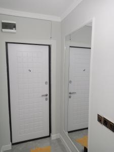 奎兹洛达Orda的浴室设有两扇白色门和镜子