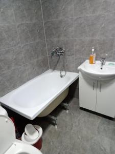 奎兹洛达Orda的带浴缸和盥洗盆的浴室