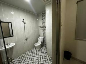 LahatGrands Orchid Hotel的一间带卫生间和水槽的浴室
