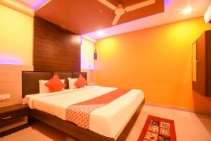 KhandagiriOYO Ssj Residency的卧室配有一张床