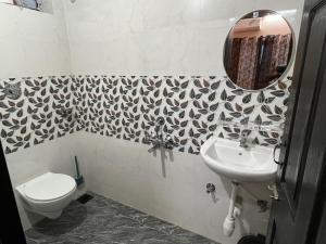ConsuaSeacastle luxury apartments的一间带卫生间和水槽的浴室
