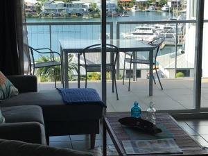 LarrakeyahSpectacular Marina Views Apartment的客厅配有桌子,享有海港的景色