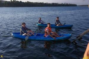 Phumĭ Kaôh ÂndêtTatai Natural Resort的一群人坐在水上的皮艇上