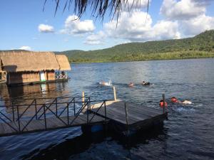 Phumĭ Kaôh ÂndêtTatai Natural Resort的在湖中游泳的一群人