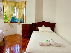 巴克里索莫雷诺港Hostal Vista al Mar的一间卧室配有一张床,上面有一条毛巾