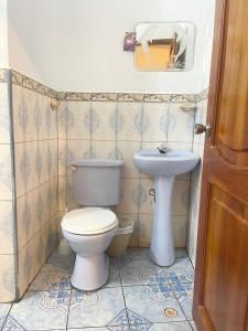 巴克里索莫雷诺港Hostal Vista al Mar的一间带卫生间和水槽的浴室