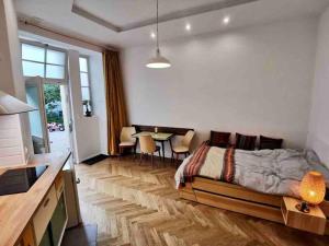 柏林Cozy designer apartment in Friedrichshain的一间卧室配有一张床和一张桌子及椅子