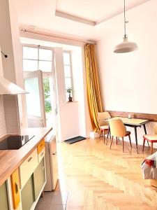 柏林Cozy designer apartment in Friedrichshain的厨房以及带桌椅的用餐室。