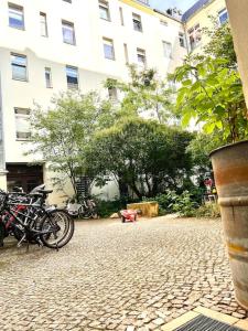 柏林Cozy designer apartment in Friedrichshain的停在大楼前的一组摩托车