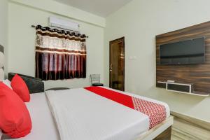 Gulzārbāgh75217 Hotel Navya Grand的一间卧室配有一张床和一台平面电视