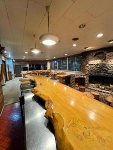 藏王温泉ロッヂ　スガノ的一间酒吧,在房间内配有长木凳