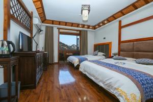 张家界Mountainside的酒店客房设有两张床和电视。