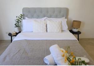 格兰贝伊Modern Villa in Grand Bay - Short Walk to Beach的卧室配有一张带白色床单和枕头的大床。