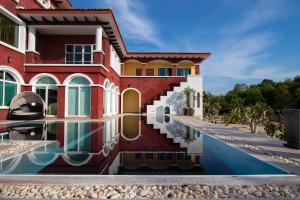 梅尔皮姆Hacienda Resort - Mae Phim的前面有游泳池的房子
