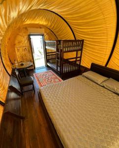 Tân PhúPanorama Glamping的帐篷内一间卧室,配有一张床