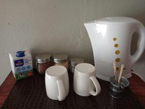 KestellCampbell Stays的配有两个白咖啡杯和搅拌机的柜台