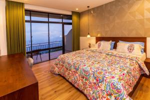 哈普特莱leisure Mount View的一间卧室配有一张床,享有海景