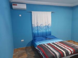 BijiloBijilo Villa的蓝色的客房设有一张带窗户的床