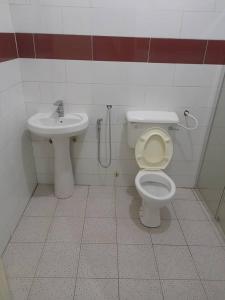 BijiloBijilo Villa的一间带卫生间和水槽的浴室