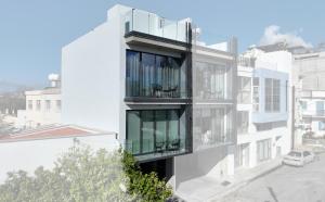 帕福斯Aeon Residences - In the heart of Paphos的公寓大楼的一侧设有阳台。