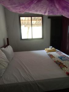 高兰Som PalmGarden的卧室配有一张大白色床和窗户
