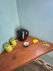 武吉拉旺Aussie Inn Bukit Lawang的一张桌子,上面有两杯,上面有袋子